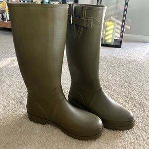 BASICALLY NEW rain boots (wellys!) beautiful olive color